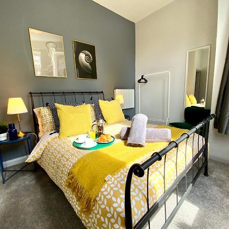 Trendy Stylish Apartment! - 5 Minute Walk To The Best Beach! - Great Location - Parking - Fast Wifi - Smart Tv - Newly Decorated - Sleeps Up To 6! Close To Bournemouth & Poole Town Centre & Sandbanks Εξωτερικό φωτογραφία