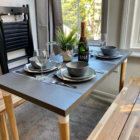 Trendy Stylish Apartment! - 5 Minute Walk To The Best Beach! - Great Location - Parking - Fast Wifi - Smart Tv - Newly Decorated - Sleeps Up To 6! Close To Bournemouth & Poole Town Centre & Sandbanks Εξωτερικό φωτογραφία
