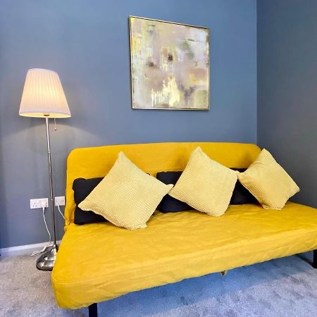 Trendy Stylish Apartment! - 5 Minute Walk To The Best Beach! - Great Location - Parking - Fast Wifi - Smart Tv - Newly Decorated - Sleeps Up To 6! Close To Bournemouth & Poole Town Centre & Sandbanks Εξωτερικό φωτογραφία