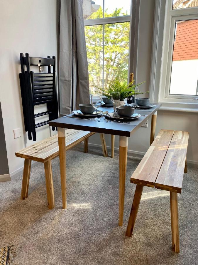 Trendy Stylish Apartment! - 5 Minute Walk To The Best Beach! - Great Location - Parking - Fast Wifi - Smart Tv - Newly Decorated - Sleeps Up To 6! Close To Bournemouth & Poole Town Centre & Sandbanks Εξωτερικό φωτογραφία